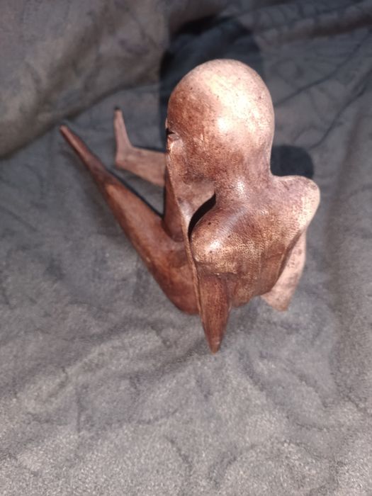 Drewniana rzeźba aktu – figura leżąca