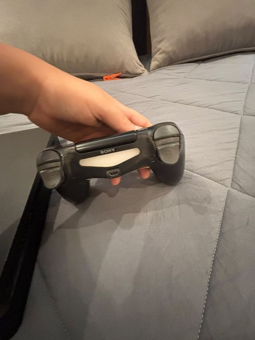 PlayStation 4 com comando incluído