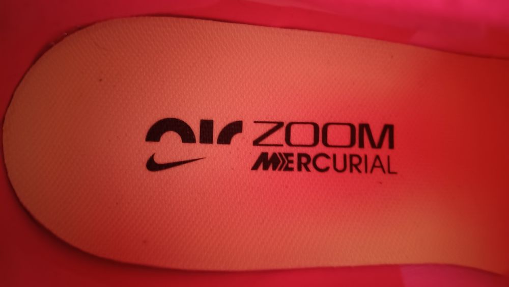 Nowe korki półprofesionalne Nike Mercurial