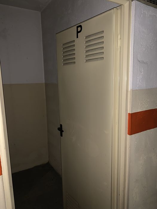 Arrendo arrumos Avenida da Carvalha Fanzêres