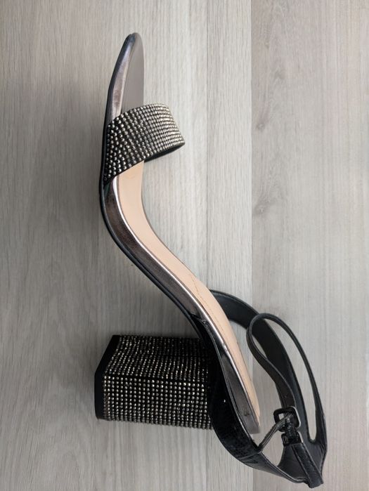 Sandálias pele  pretas e prateadas Aldo 41