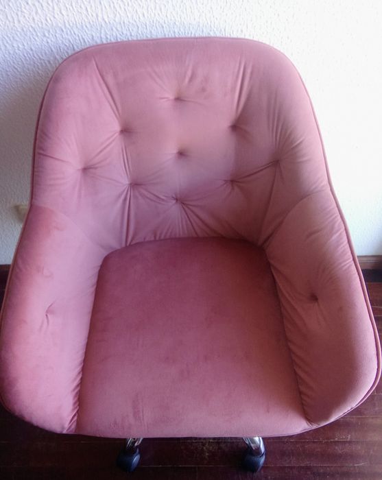 Cadeira rosa profissional — estética, receção, manicure/pedicure — como nova