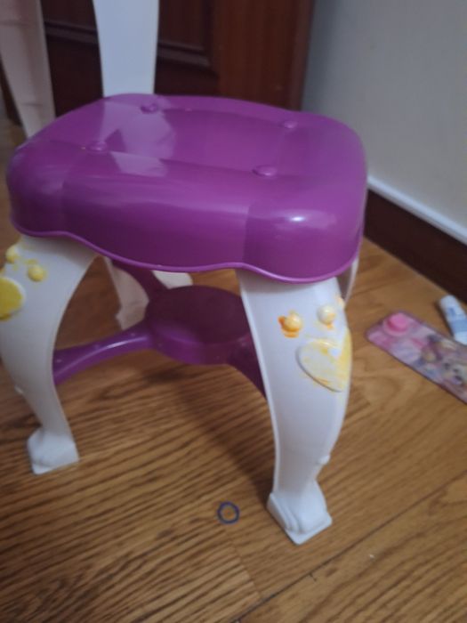 Aparador com banquinho de  menina