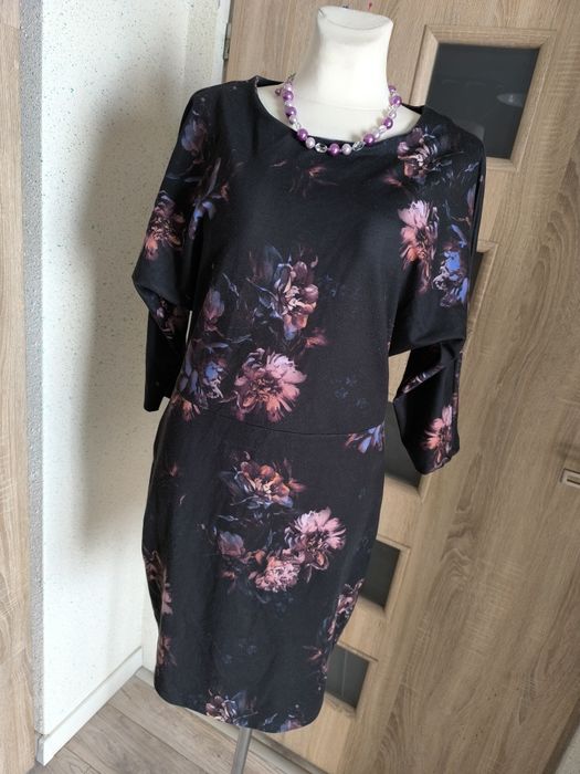 Sukienka firmy Top Secret w kwiaty w rozm 40/42 zapraszam