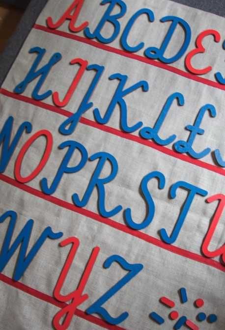 Ruchomy alfabet duze litery z pudełkiem drewnianym i matą montessori