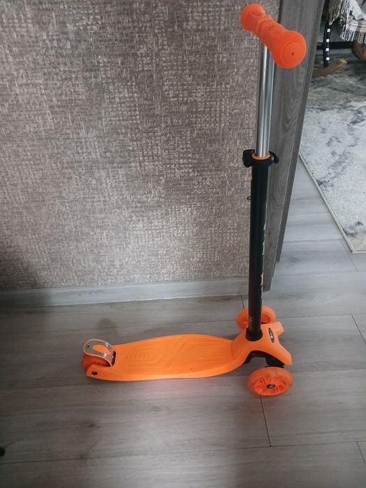 Детский 3х колесный самокат.