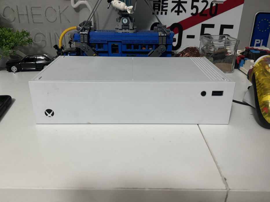 Xbox Series S + 2 pady z ladowarka do nich SUPER STAN