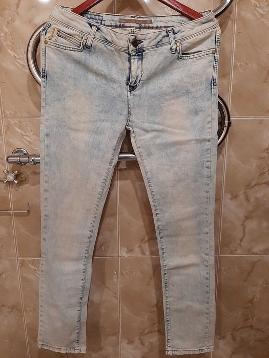 Продам женские джинсы
