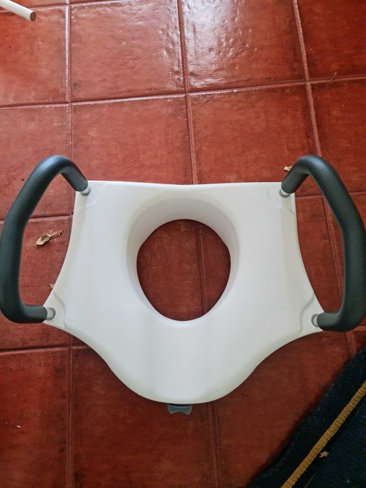 Elevador de sanita com apoios nos braços