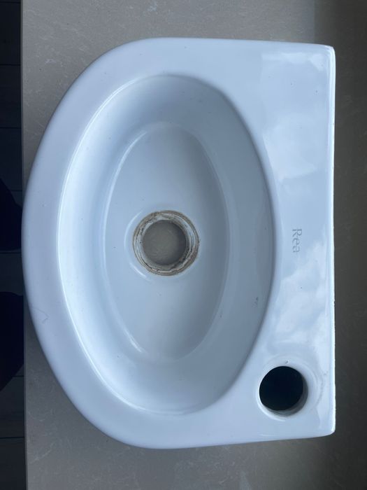 Mała umywalka slim biała do WC REA 30 cm x 20 cm idealna