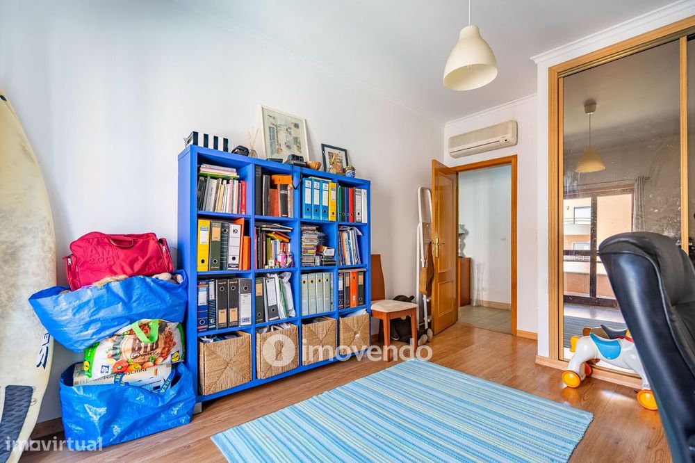 Apartamento T3 com áreas amplas, varandas e arrecadação, em Alverca