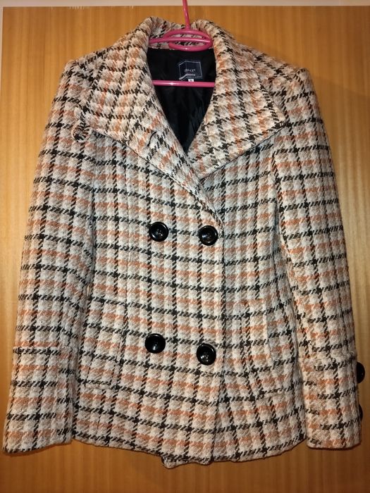 Casaco padrão xadrez castanho, laranja e bege.