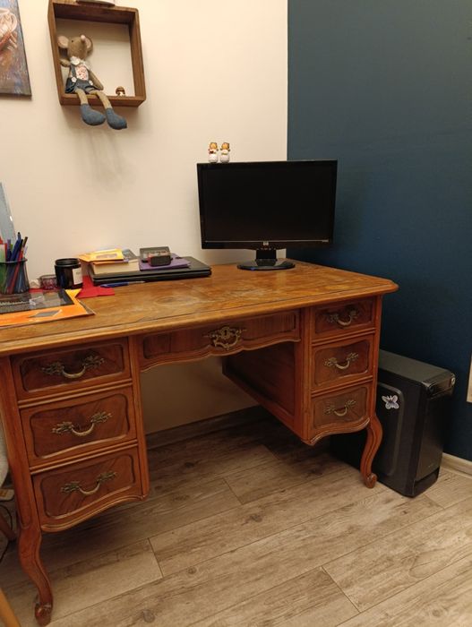 Biurko antyczne, zgrabne.