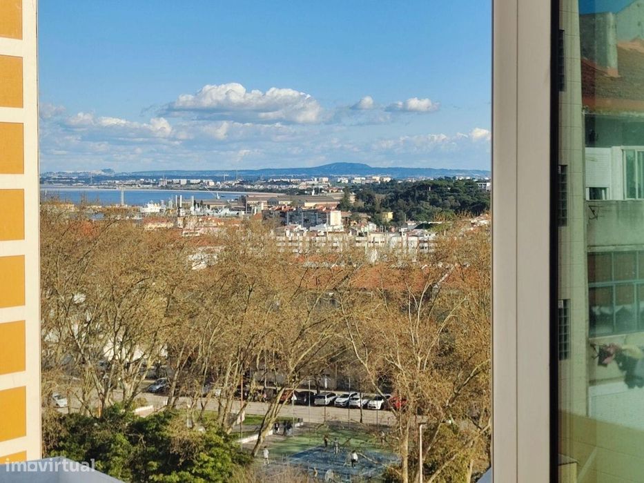 Amplo apartamento de 3 quartos com varandas panorâmicas em Almada, em