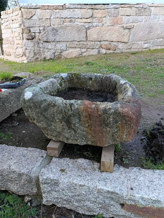 Pias em pedra antiga