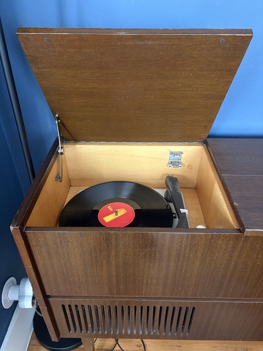 Movel/ Aparador gira discos e radio