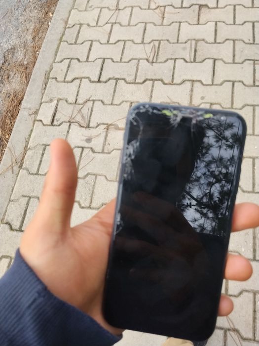 iPhone 11 in reasonable condition; display needs repair64740304454657120