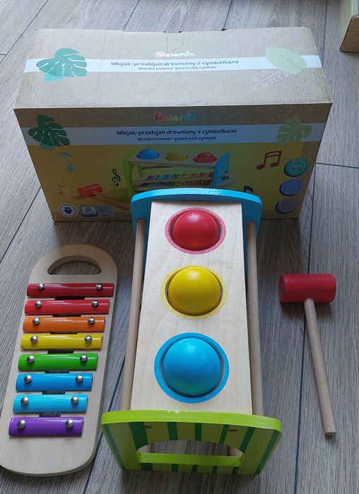 Wbijak-przebijak drewniany z cymbałkami