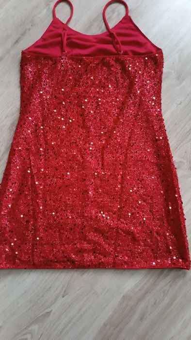 Sukienka czerwona z cekinami