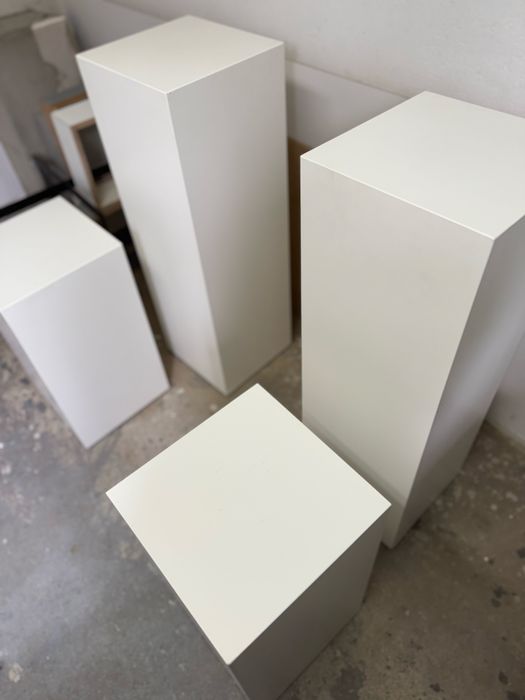 Komplet białych podestów na targi