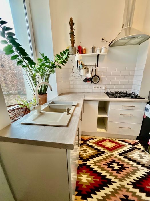 Meble kuchenne wraz z płytą gazową i zlewem