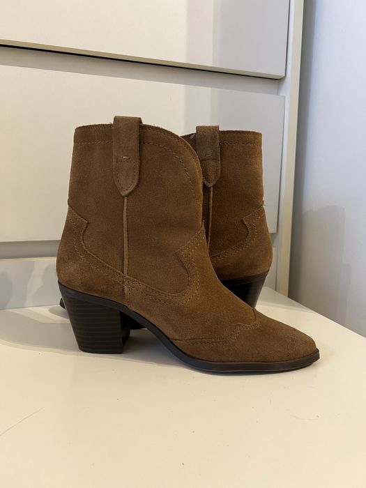 Brązowe skórzane kowbojki Stradivarius zamszowe botki