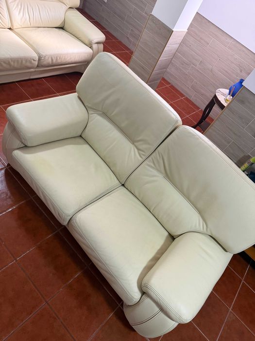 Sofás em pele. Muito confortáveis.