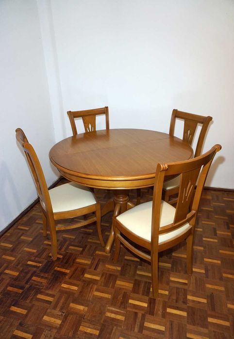 Extendable Table and 4 Chairs64285550977667122