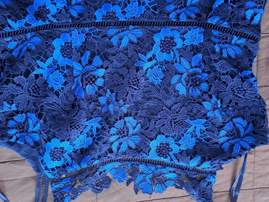 Vestido de festa em renda. Tamanho 44