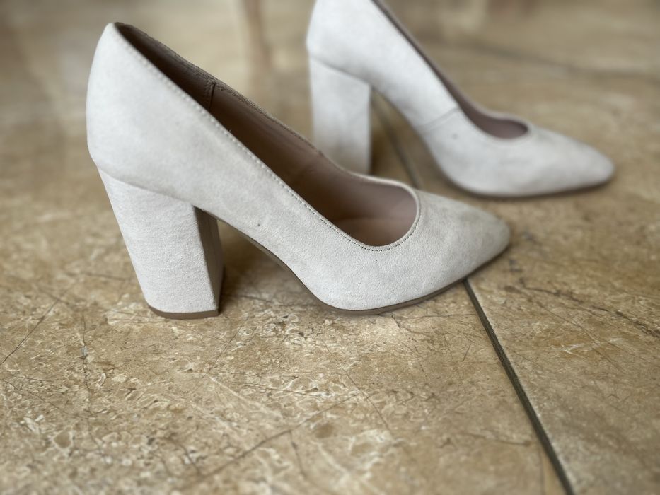 Жіноче взуття.