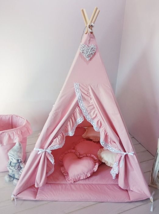 Namiot Tipi. Falbanka z koronką