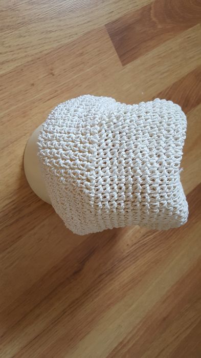 Czapeczka ecru szydełkowe obwód głowy 56 cm