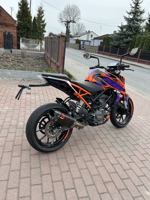Ktm duke 125.