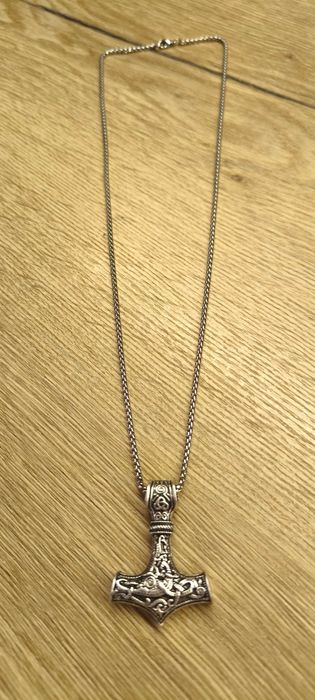 Męski naszyjnik w stylu wikinga z młotem.