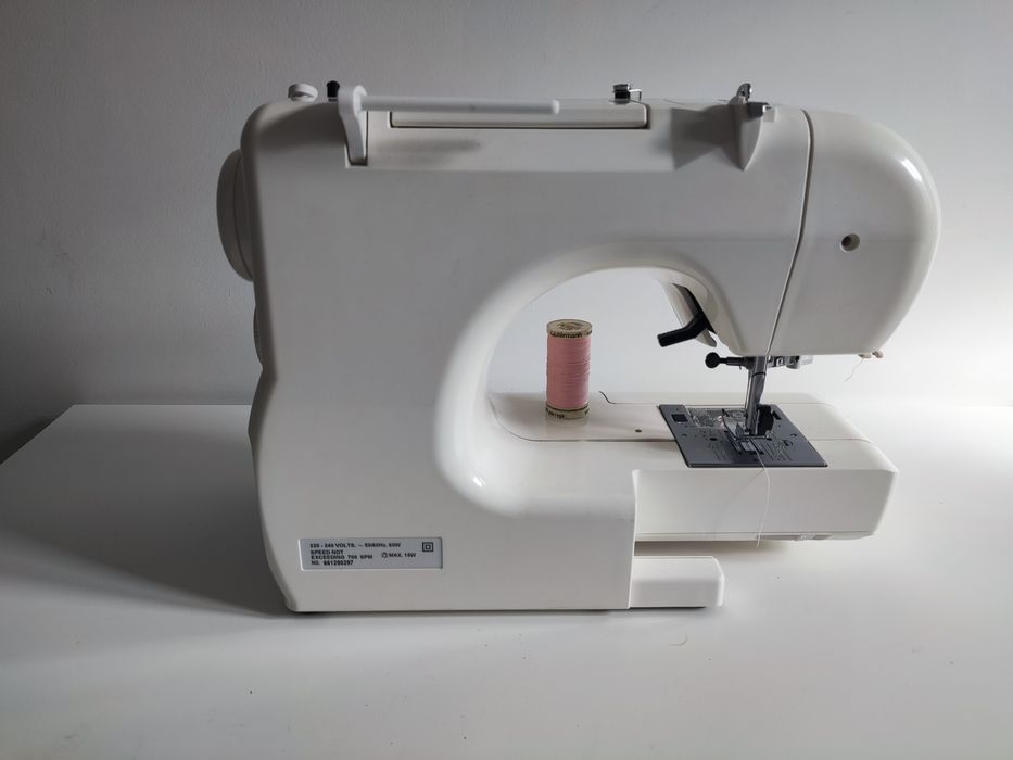 Bernina - Jem Gold 2 - Maquina Costura Suiça - Portatil - NOVA