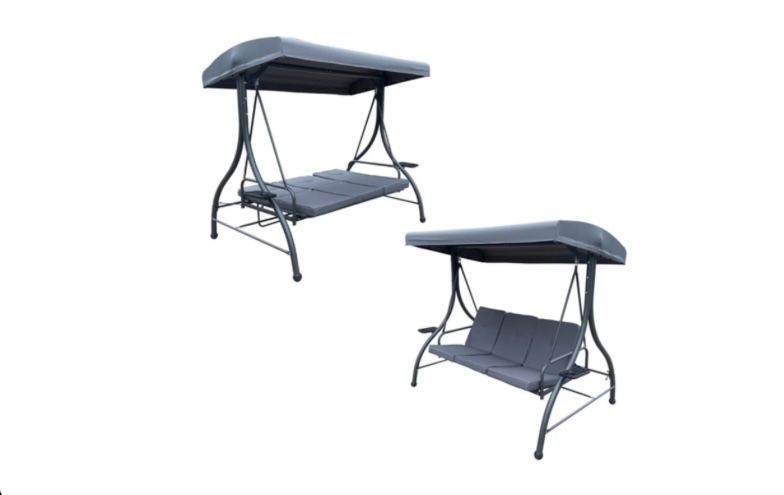 Meble ogrodowe z huśtawką i parasolem