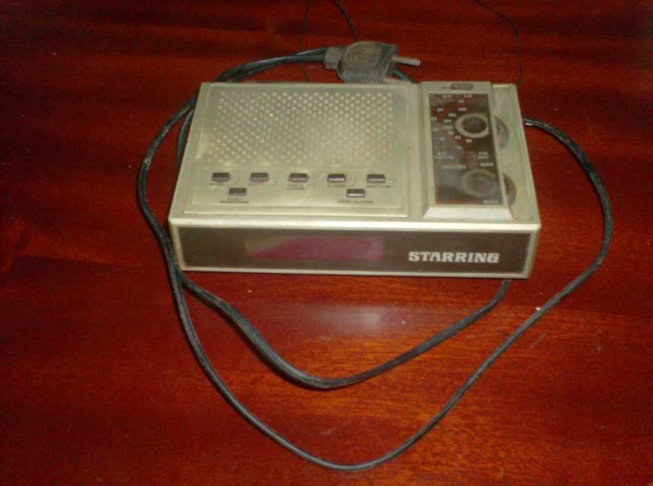 Relogio/ radio de mesa STARRING
