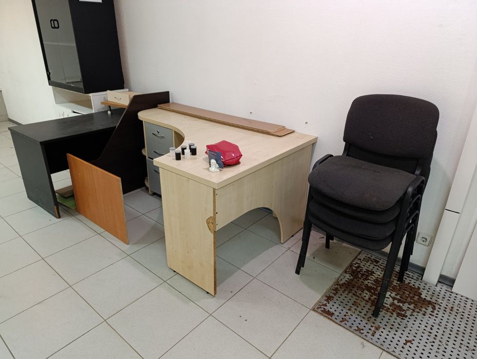 Витрины, столы,тумбы б/у