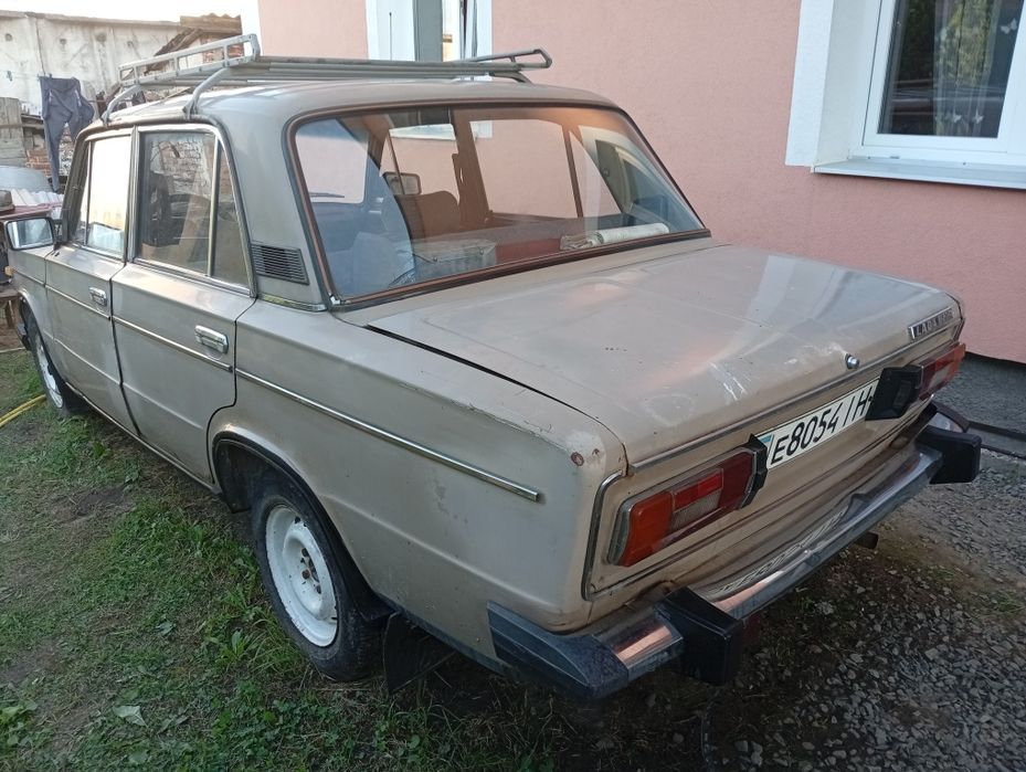 автомобіль ваз-2106.