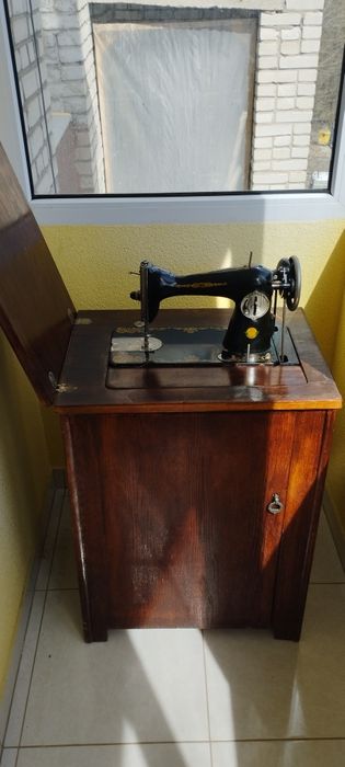 Швейна машинка в тумбочці