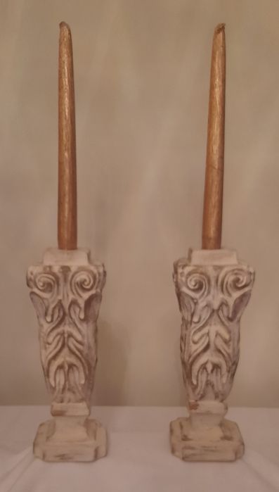 2 castiçais com velas