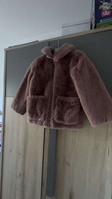 Kurtka H&M z imitacji futra 110/116