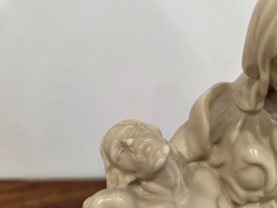 Escultura Pietà em pedra mármore