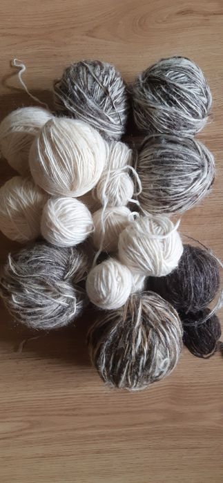 1kg włóczki wełnianej.