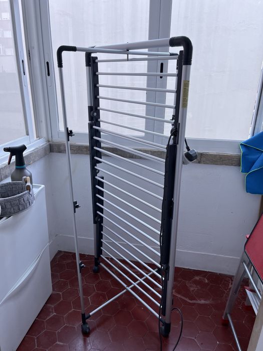 Estendal da roupa eléctrico desdobrável da Black+Decker