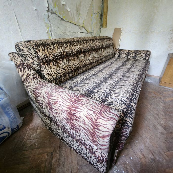 Диван двоспальний на пружині.