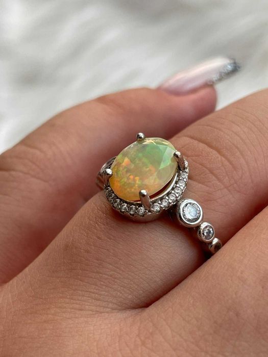 Кольцо с радужным опалом, серебро 925 пробы, размер 18