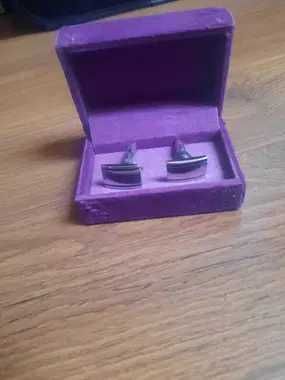 Eleganckie spinki do koszuli wykonane ze stali nierdzewnej. W etui