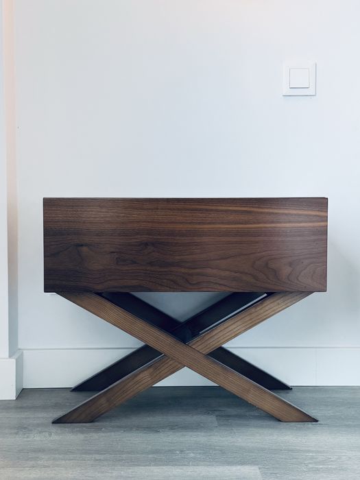 Mesas de cabeceira em nogueira