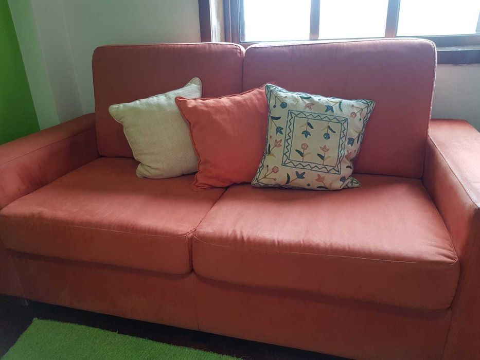 Sofá de 2/3 lugares, cor coral/pêssego (medidas: 1,80x0,85x0,85)